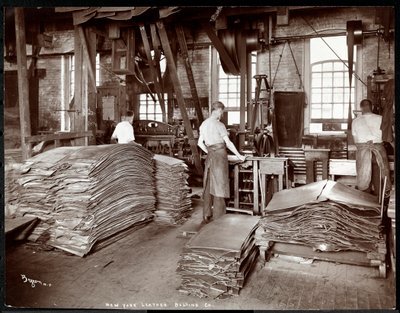 1905年ニューヨークレザーベルト社で革と重機を扱っている3人の男性の内部ビュー（シルバーゼラチンプリント） 作： Byron Company